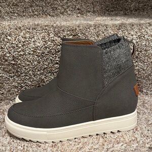 Women’s Yellow Box gray ankle boots